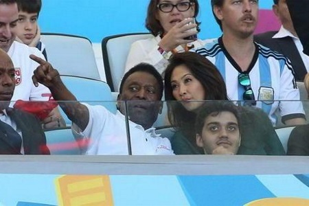 贝利的病情目前在持续改善中，但尚未达到出院的条件