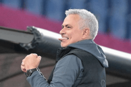 葡萄牙国家队接触了穆里尼奥，允许他同时兼任罗马主帅