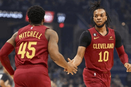 后场双核！米切尔&加兰半场合砍30分 球队领先18分