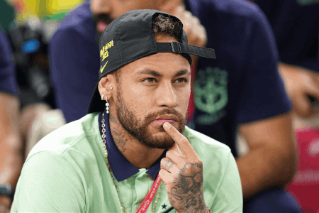 内马尔为贝利代领“历史最佳球员”奖杯