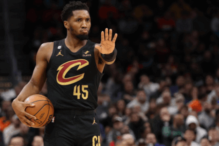 不在状态！米切尔16投仅5中 三分9中3拿到15分3板5助