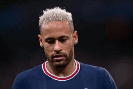 内马尔已经返回祖国巴西，他将参加周二举行的贝利葬礼