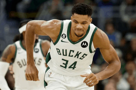 字母哥近4场场均43.3分18.3板7.3助 罚球命中率73.3%