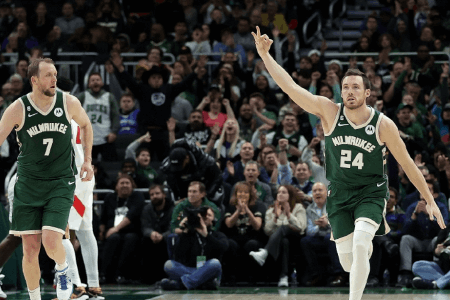 NBA-霍勒迪37+6+7 范弗里特39+9+7 雄鹿主场力克猛龙