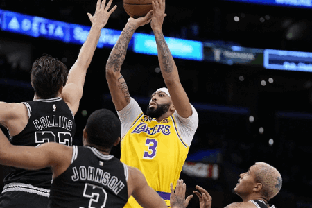 浓眉复出首战替补登场26分钟砍21+12+4帽 险些扭伤脚踝