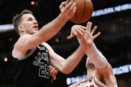 猛龙和马刺讨论交易波尔特尔