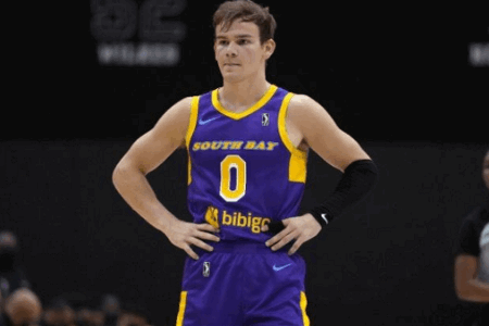 76人计划双向合同签约后卫麦克朗