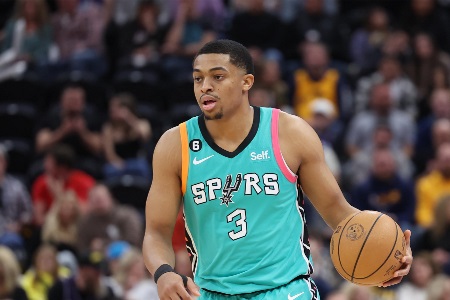 马刺落后10分最终完成逆转 本季此前战绩为0胜44负！