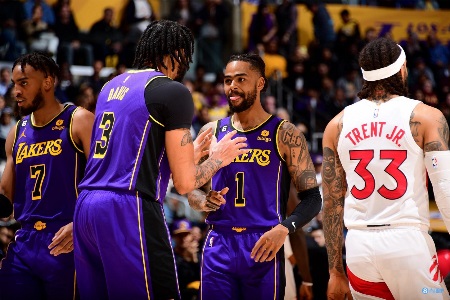 湖人首发：浓眉、拉塞尔、比斯利、布朗、范德彪