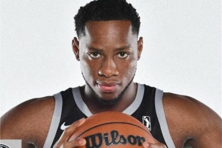 官方：贝西初步诊断为左髌骨非移位性骨折 明日将接受近一步检查