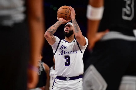 明日湖人战独行侠 浓眉大概率出战 詹姆斯与班巴继续缺战