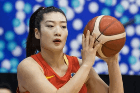 记者谈李梦事件：三观碎一地 这涉及女篮国家队管理 姚明压力山大