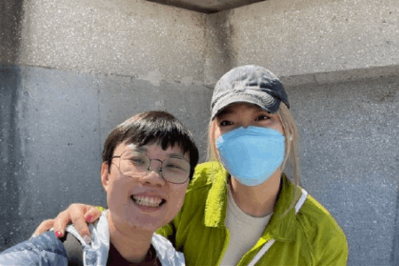 开启WNBA之旅！李梦现身华盛顿神秘人球馆 与地板球队logo合影