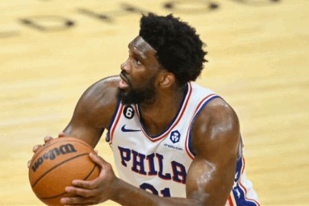 恩比德右膝伤势需4-6周才能康复