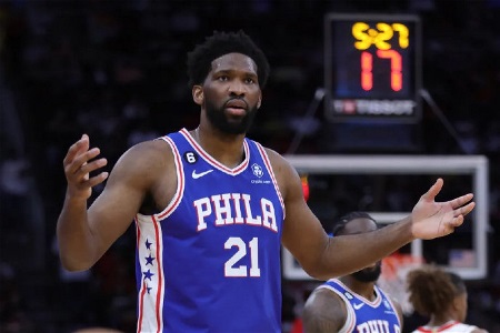 明日76人VS绿军天王山 恩比德因膝盖伤势出战成疑