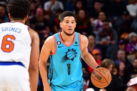 布克本次季后赛场均至少35+5+5且命中率超六成 成历史首人