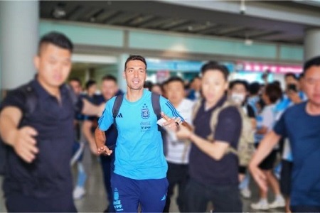 官方：斯卡洛尼带领阿根廷教练组已到达北京