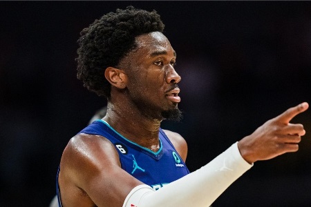 黄蜂官方：球队新秀马克-威廉姆斯成功接受右手拇指韧带撕裂手术