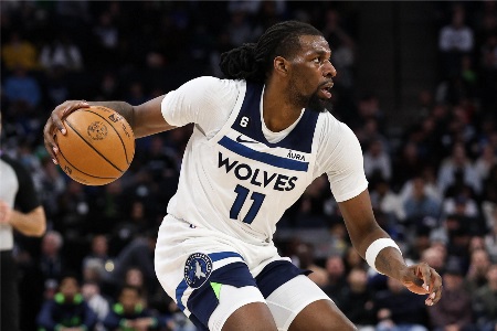 Stein：马刺寻找成熟中锋来减轻文班亚马负担 此前有意纳兹-里德