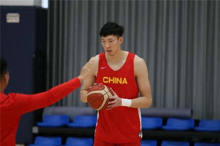 媒体人：上海男篮和新疆男篮将关于周琦交易进行新一轮谈判