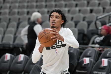 美记：特雷-琼斯新合同为2年1900万 此外还包括100万激励奖金