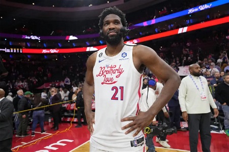 美记：恩比德很重视一支球队的传承理念 还没到提交易申请的那步