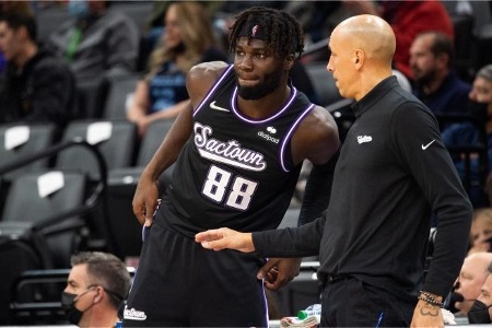 队记：国王与中锋尼米亚斯-科塔签下一份标准合同