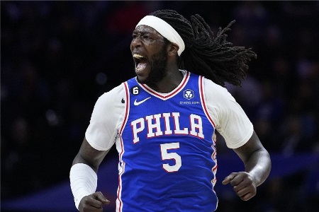 76人官方：哈雷尔成功接受右膝前交叉韧带修复手术 归期未定