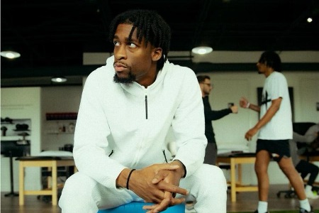 黄蜂官方：球队正式裁掉后卫科比-西蒙斯