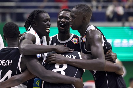 南苏丹主帅：我们室外训练老鹰就在头顶飞来飞去 球场还被水淹过