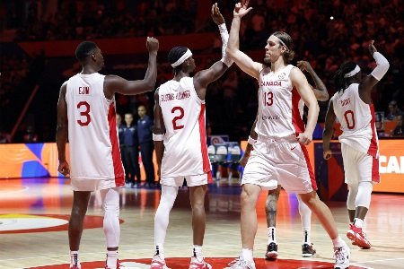 亚历山大：狄龙是一个领袖 他在篮球场上总在做正确的事！