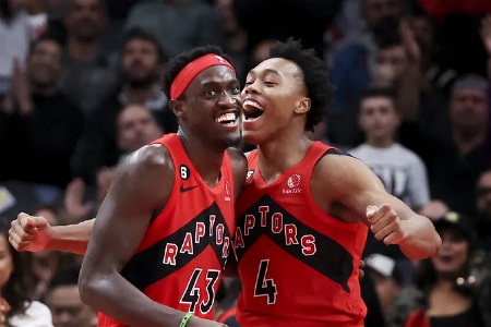 名记：猛龙目前是利拉德交易的领跑者 他们达成谈判很有信心