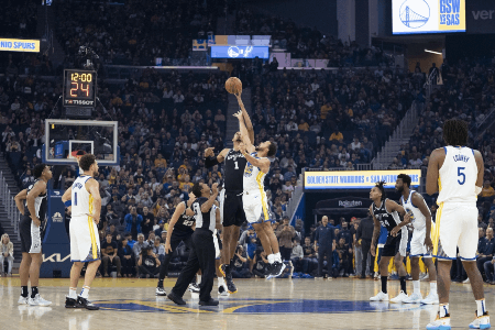 文班谈和库里跳球：我感到惊讶 认为他在开玩笑&这很有趣