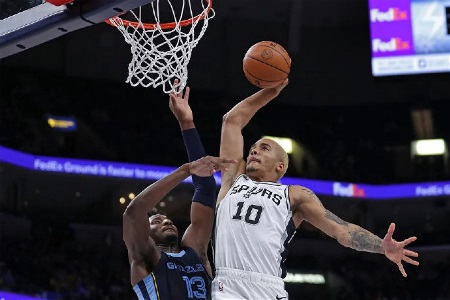 索汉谈马刺新首发：这是一个过程 队友的信任对我帮助很大