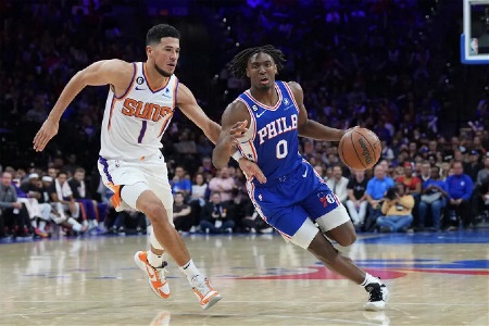 开季场均30.3分6.7板6.3助！美媒：哈登走后马克西要进最佳阵容了