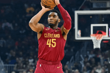 美记：尼克斯热火觉得 明年可以得到米切尔何必现在要拉文