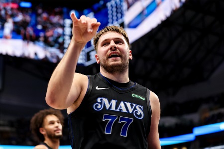 东契奇生涯第35次砍下35+5+10 历史第三多&仅次于大O和哈登