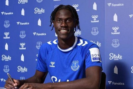 英媒：阿森纳在谈阿马杜-奥纳纳转会，埃弗顿希望卖约5000万镑