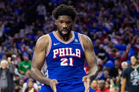 乔治：恩比德是我们这代人的奥尼尔&没人能防他 他甚至会欧洲步