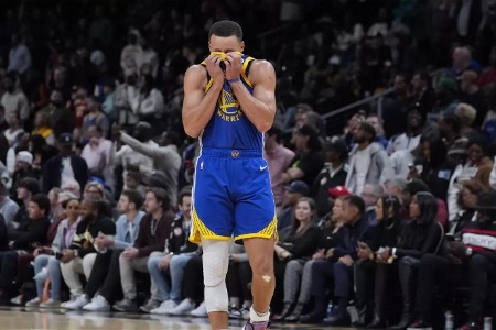 独木难支！科尔谈库里60分：他的表现超赞 我们整场比赛也非常拼