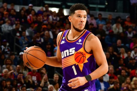 字母哥缺阵仍失利！布克：我们得调整，这场比赛我们打得稀烂