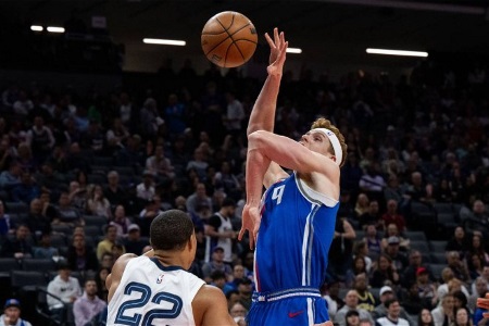 国王折损射手！许尔特遭遇肩关节脱臼和肩袖撕裂，目前暂无复出时间表