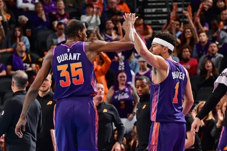 布克打鹈鹕连续三场50+！杜兰特：这真是一种似曾相识的感觉