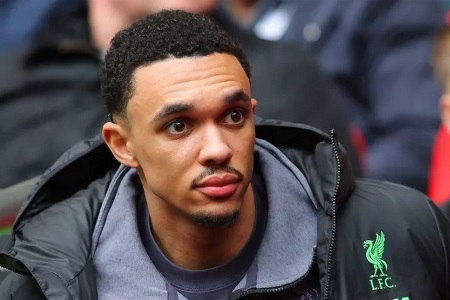 要不改踢中场？阿诺德：踢什么位置要看教练安排，我喜欢在中场拿球