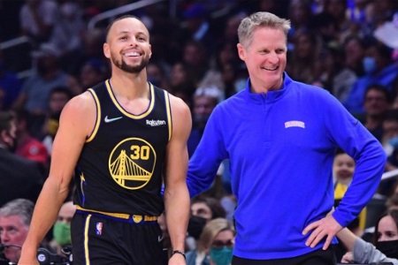 库里第10次入选最佳阵容！科尔：十年如一日的辉煌是如此罕见！