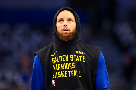 射手之神！库里生涯各类三分命中率：撤步53.2% 接球投反而44.4%