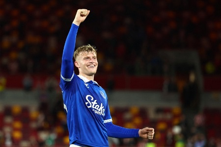 回声报:曼联想月底前敲定布兰斯维特 埃弗顿试图坚持7500万镑要价