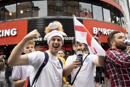 太阳报：欧洲杯战塞尔维亚，英格兰球迷被禁售烈性啤酒只能喝果啤