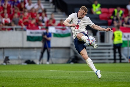 鲍文：对丹麦时草皮状况有点糟糕，刚上场差点把脚踝拗折了