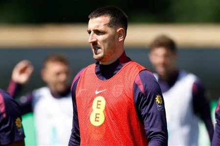 邓克：英格兰球员在集训营经常打Uno，我们还在建一个乐高模型